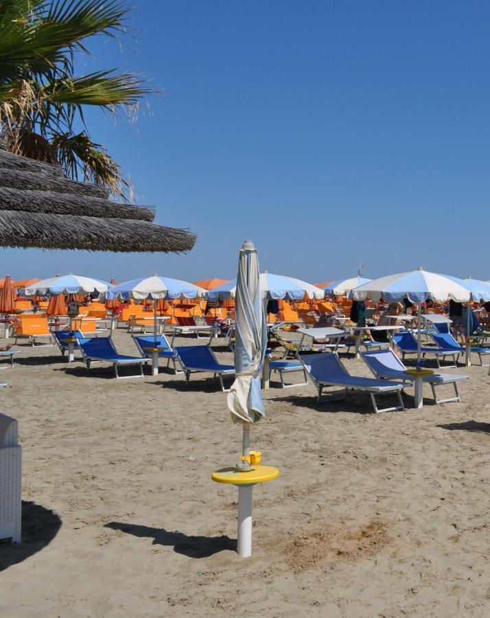 Hotel Adria Beach Римини Экстерьер фото