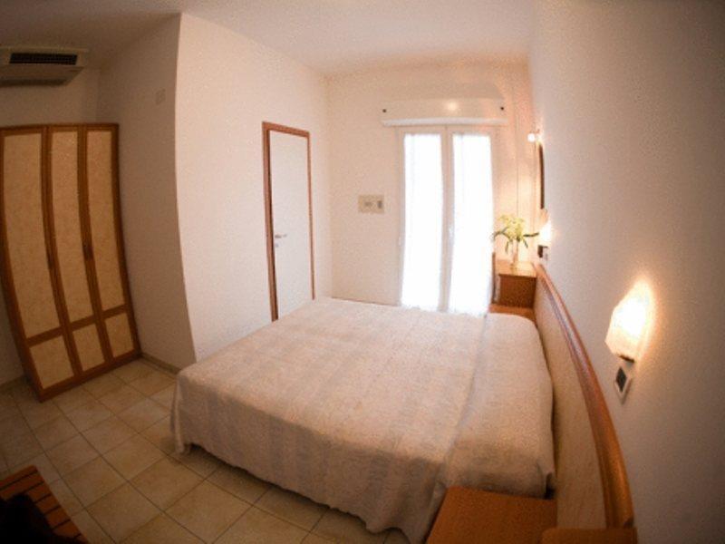 Hotel Adria Beach Римини Экстерьер фото