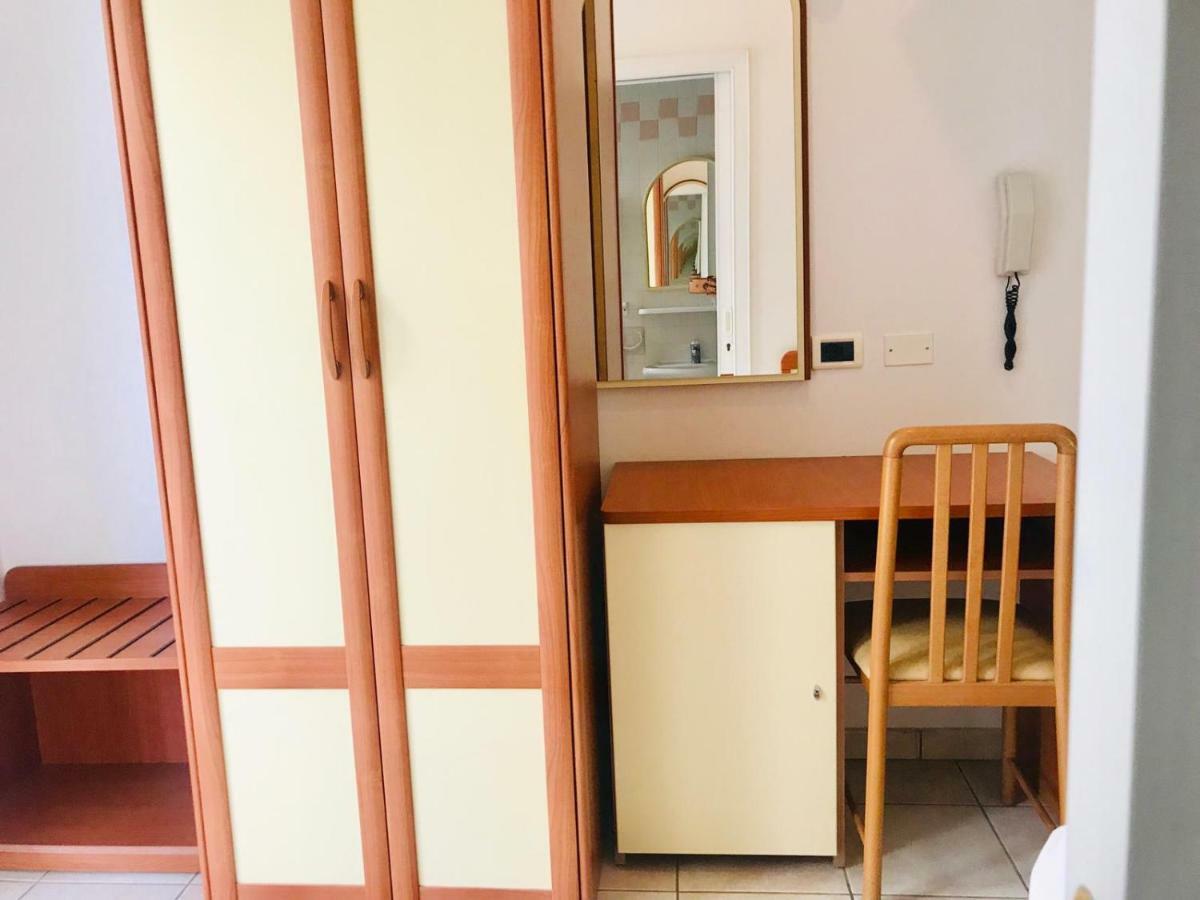 Hotel Adria Beach Римини Экстерьер фото